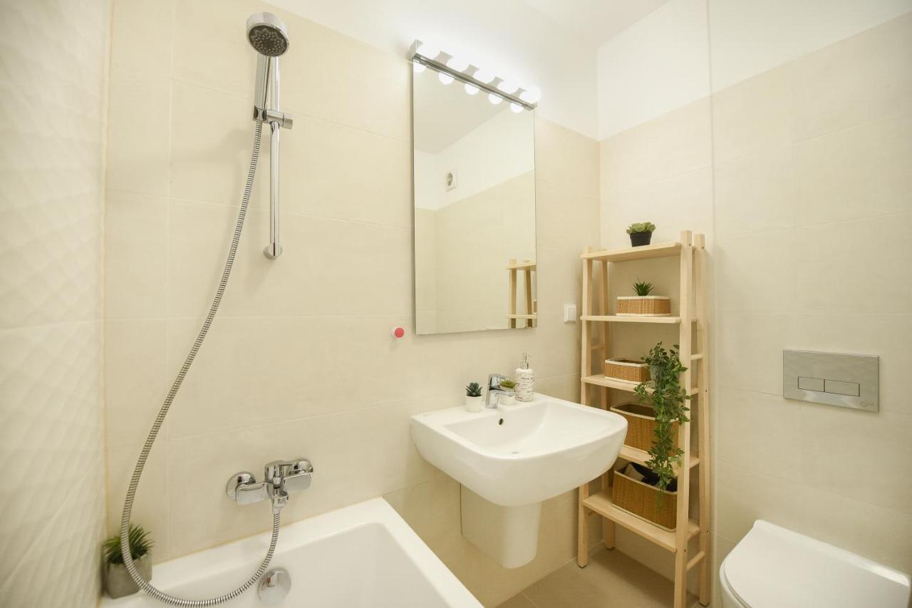 Vacation Feel - 2Br Apartment With Terrace & Private Parking In Baneasa Bucharest Exterior photo